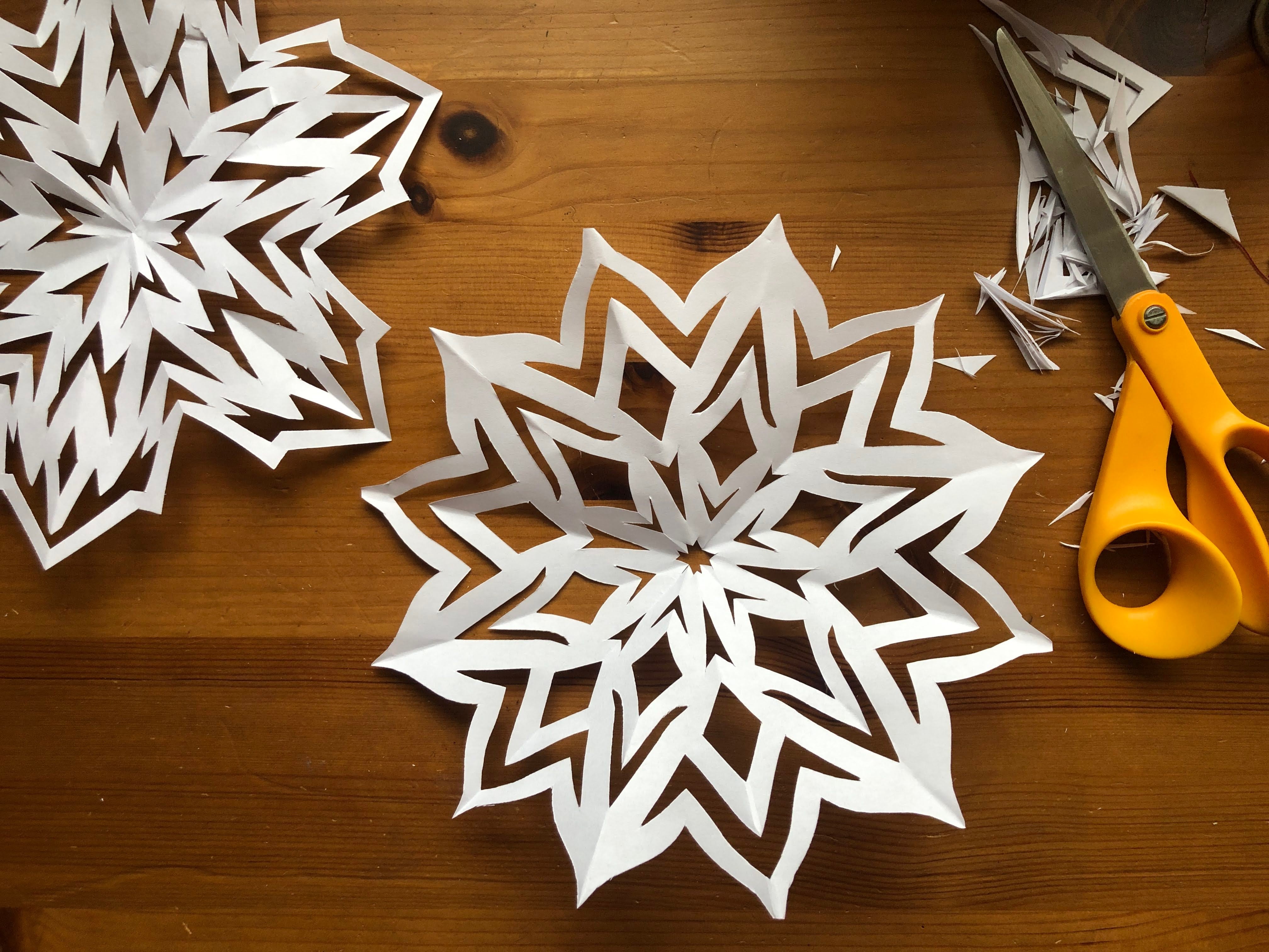 Winter craft: How to make paper snowflakes 